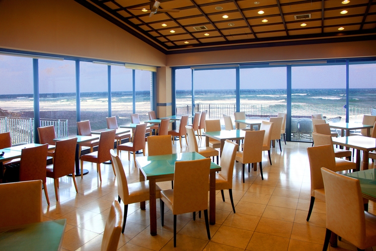 2階レストランからはダイナミックな海の景色をパノラマで一望できます！