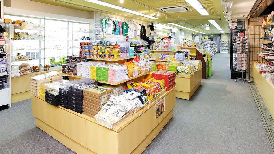 【売店】お土産の他に、ドリンクやお菓子、地元のワインや地酒もございます