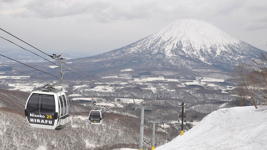 グラン・ヒラフは、壮大な羊蹄山を眺めながら滑ることができます