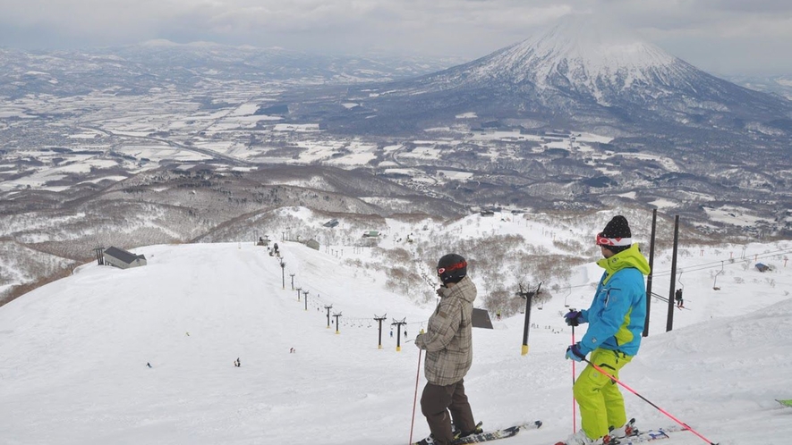 春スキーはのんびり滑られるのが魅力。半袖姿で滑られるあたたかな日も。