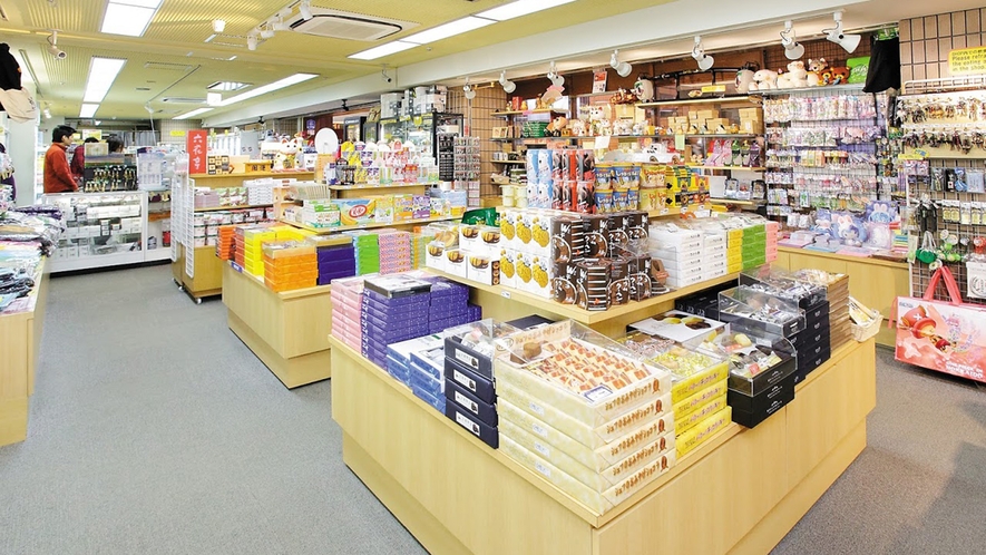 【売店】お土産の他に、ドリンクやお菓子、地元のワインや地酒もございます