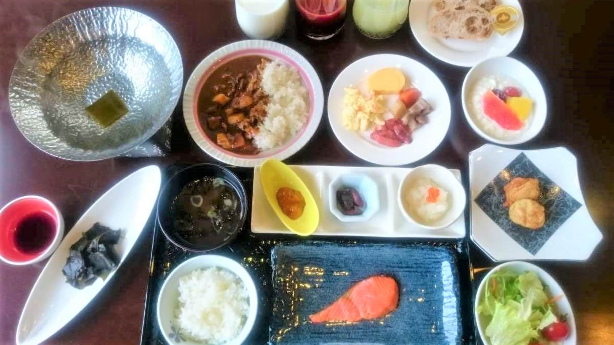 ■朝食は和食の簡単なお膳とバイキングをご用意しております（写真は一例です）