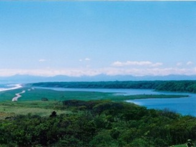 湧洞沼と太平洋と日高山脈