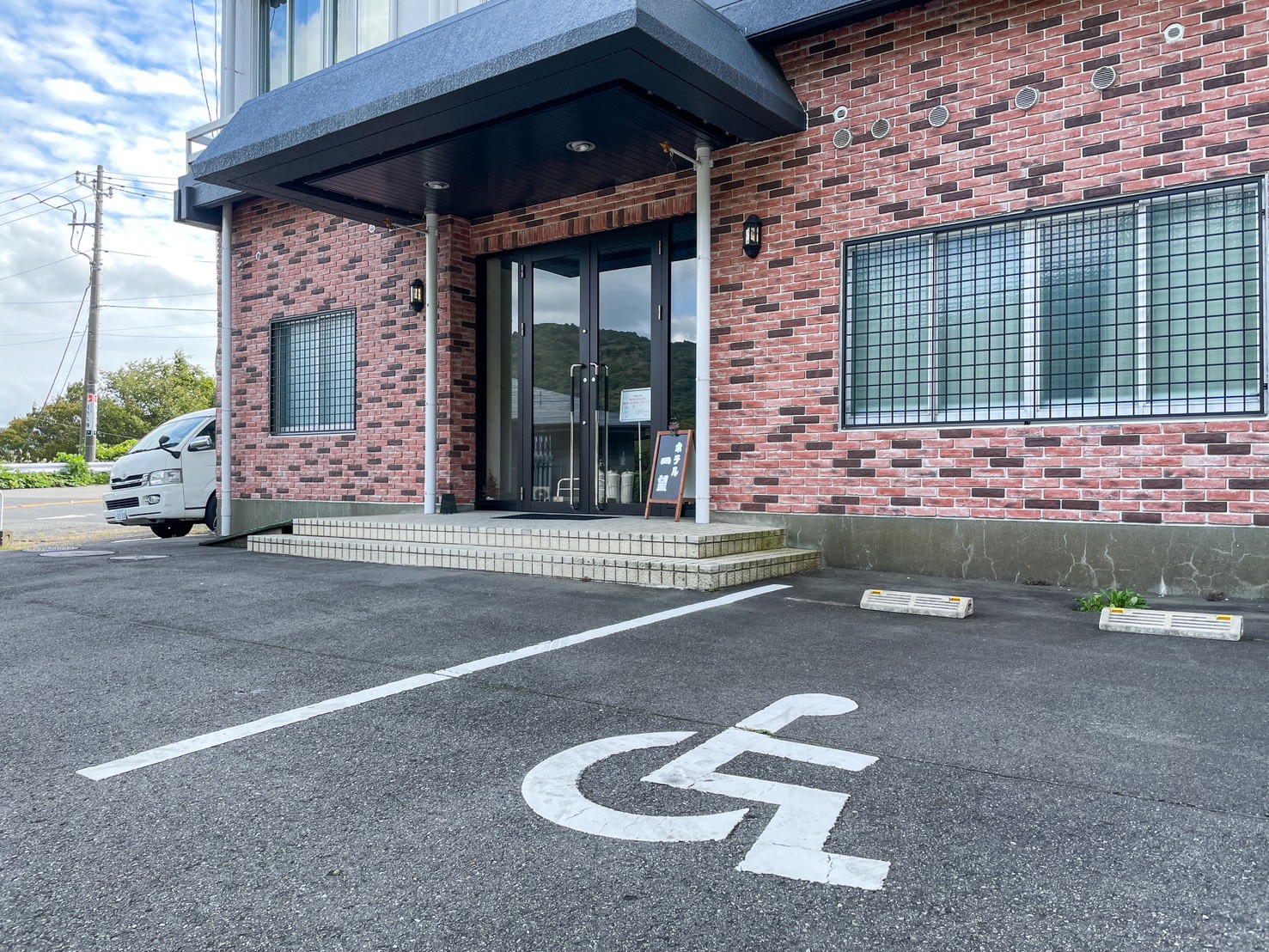 思いやり駐車スペースあり