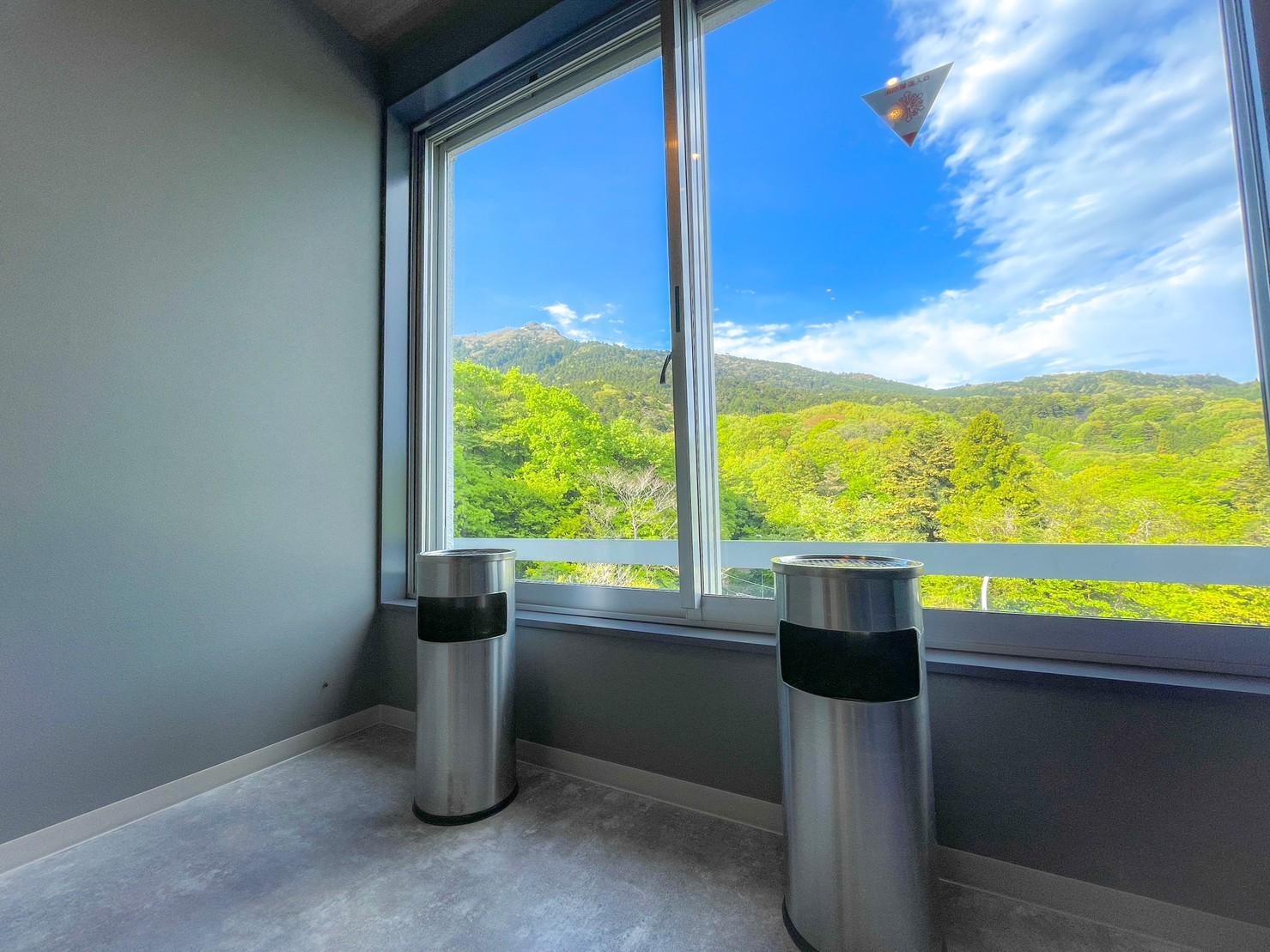 館内喫煙所　筑波山頂を望む