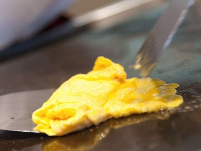 朝ごはんの卵焼きも、鉄板で調理！アツアツのものをどうぞ。