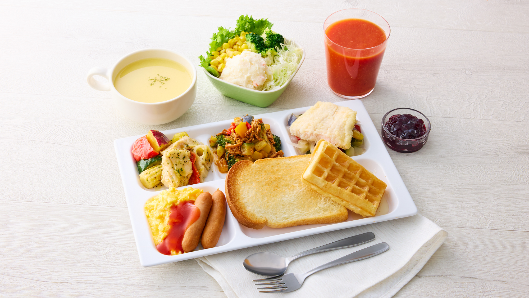 パンに彩り豊かなおかずと野菜をそえてバランスのよい一皿に