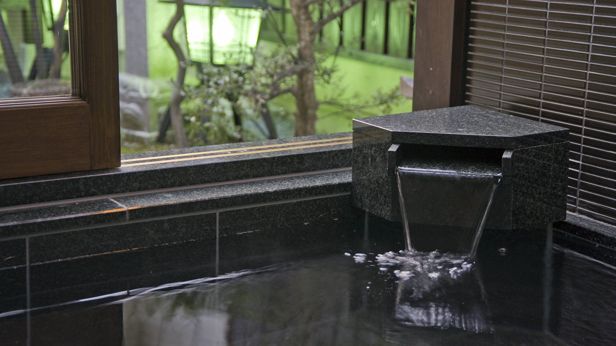 【庭園風呂付き客室 C-Type】夜、庭園風呂からは星空を眺めることができ、都会の喧騒を忘れさせてく