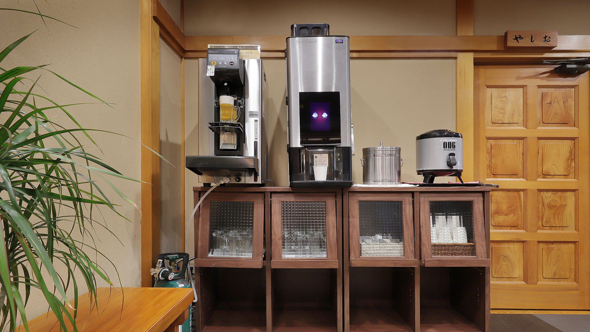 【ロビー】フリードリンクコーナーもございます