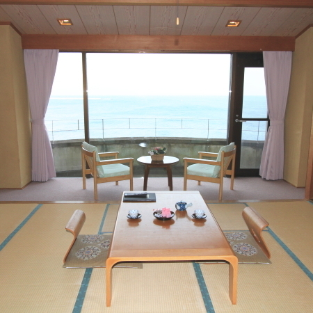 [Japanese-style room 12.5 tatami mats]