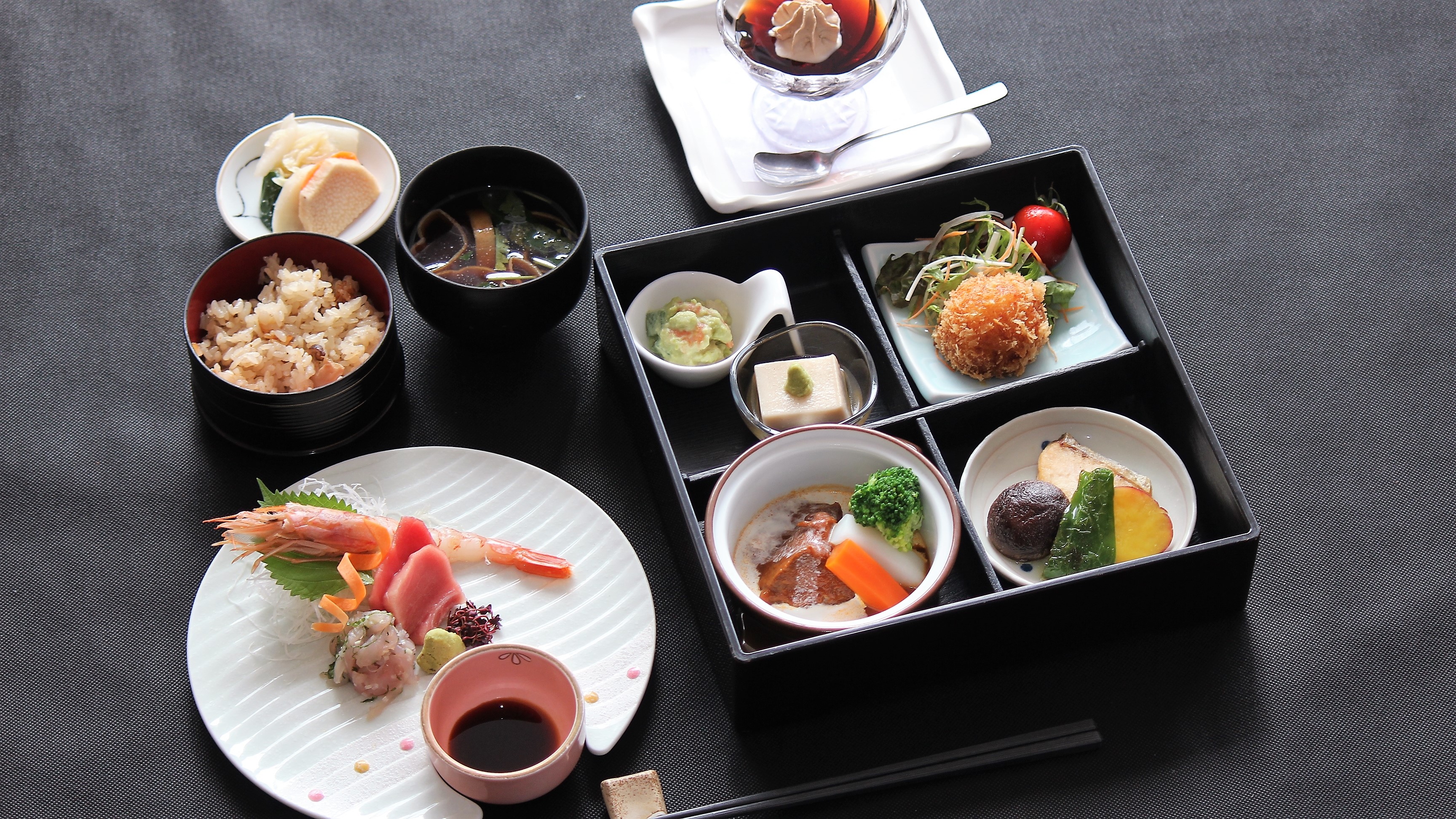 【松花堂】松花堂の他お造り　ご飯　味噌汁　香の物　デザートが付きます