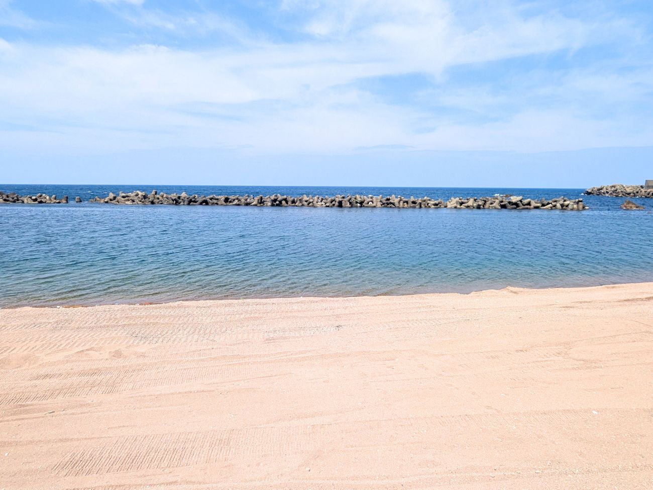 お宿の目前の海（くりや大浜海水浴場）