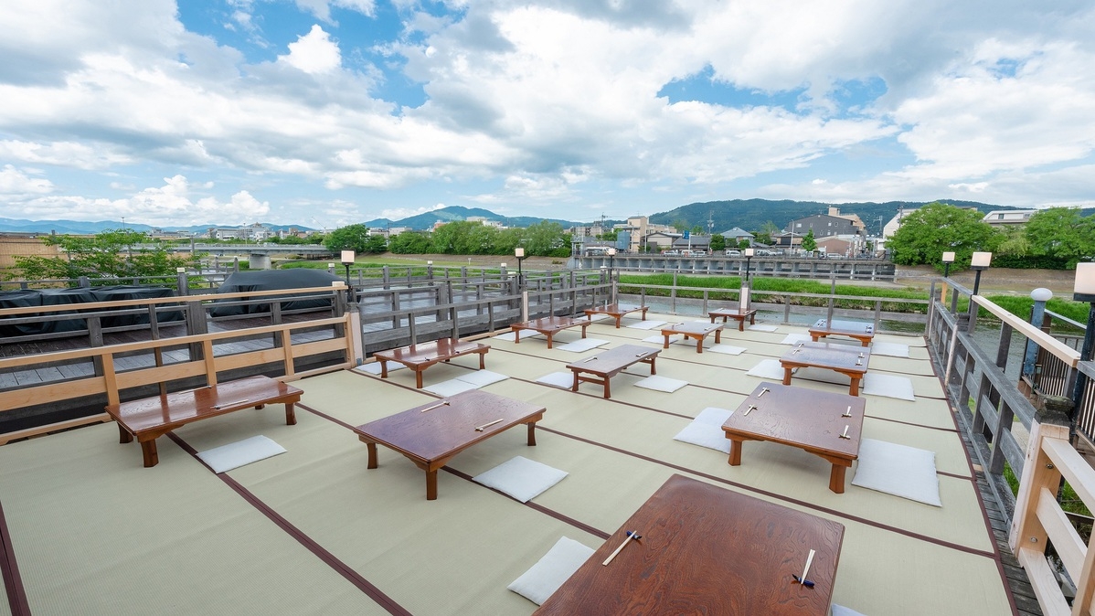 【京の夏の風物詩：スタイル3】街中で夕涼み東山を望む鴨川納涼床プラン　1泊夕朝食