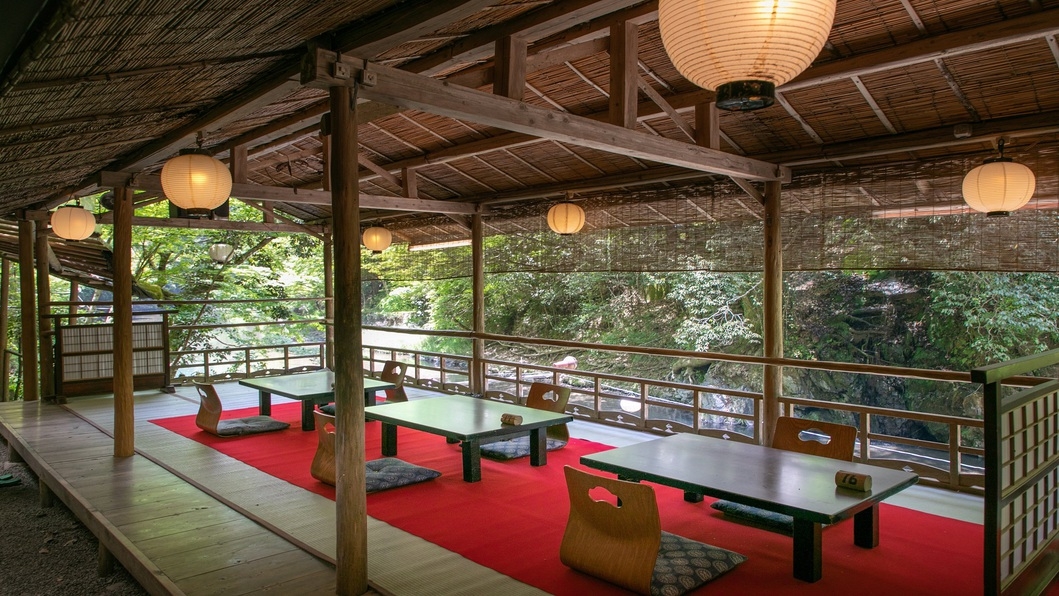 【京の夏の風物詩：スタイル2】豊かな自然の中で雅なひとときを　洛西の山里・高雄の川床プラン1泊夕朝食