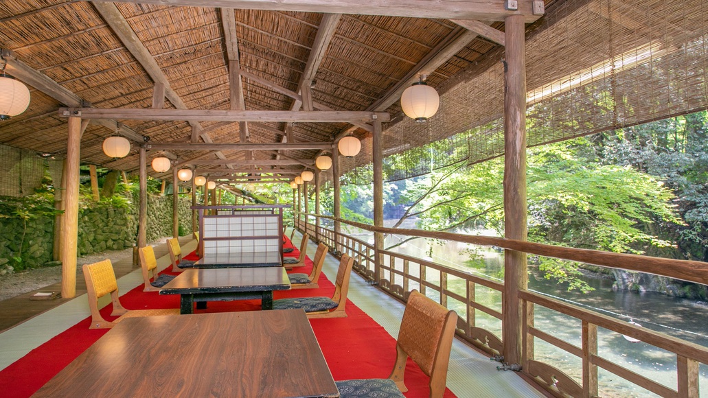 【京の夏の風物詩：スタイル2】豊かな自然の中で雅なひとときを　洛西の山里・高雄の川床プラン1泊夕朝食