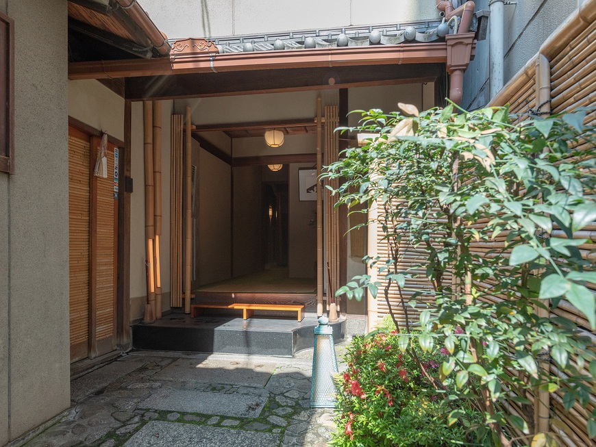 【京の夏の風物詩：スタイル3】街中で夕涼み東山を望む鴨川納涼床プラン　1泊夕朝食
