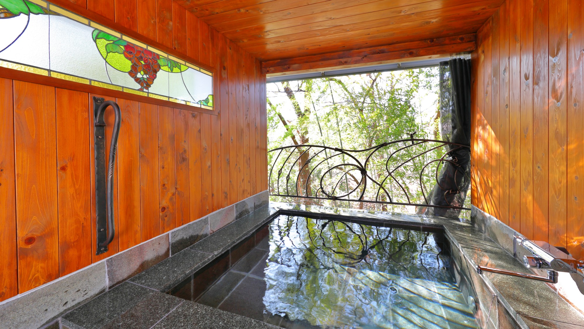 【T room】当館の客室の中で一番広い露天風呂がついたお部屋です。緑に囲まれた角部屋をご堪能下さい