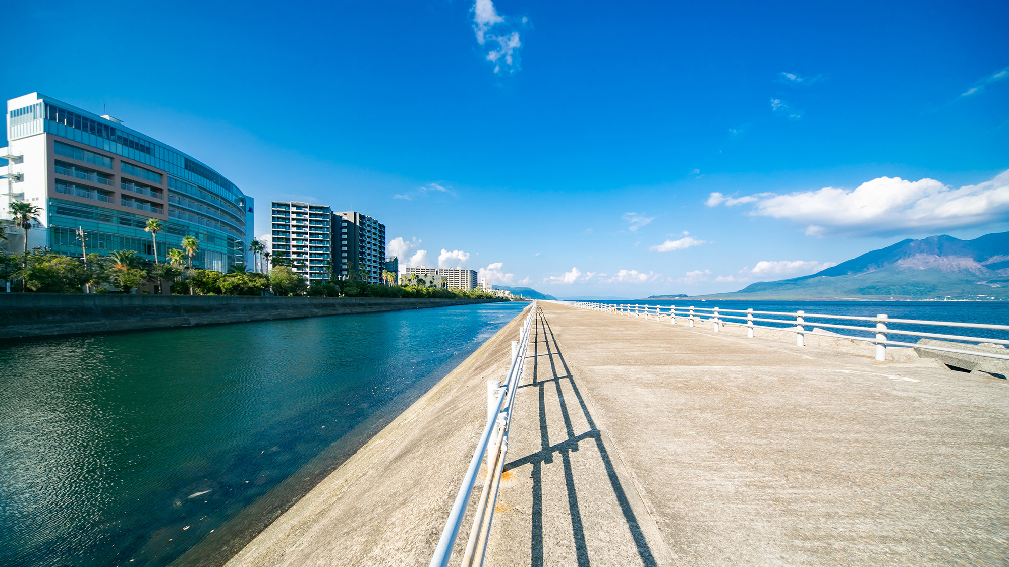 ■外観■ 海と山、どちらも楽しめる絶景空間