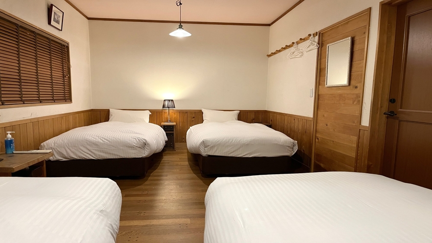 ・【2F・フォース】シングルベッドが4台あるシンプルなお部屋