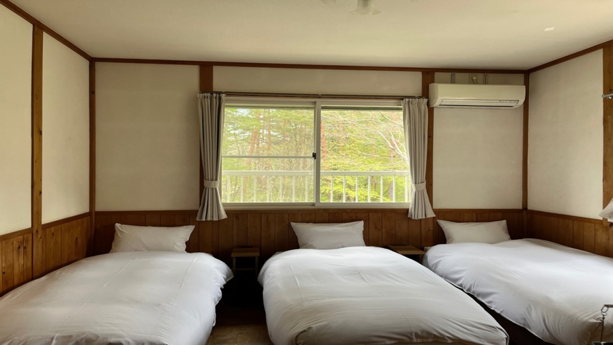 ・【２F・トリプル】シングルベッドが3台あるシンプルなお部屋