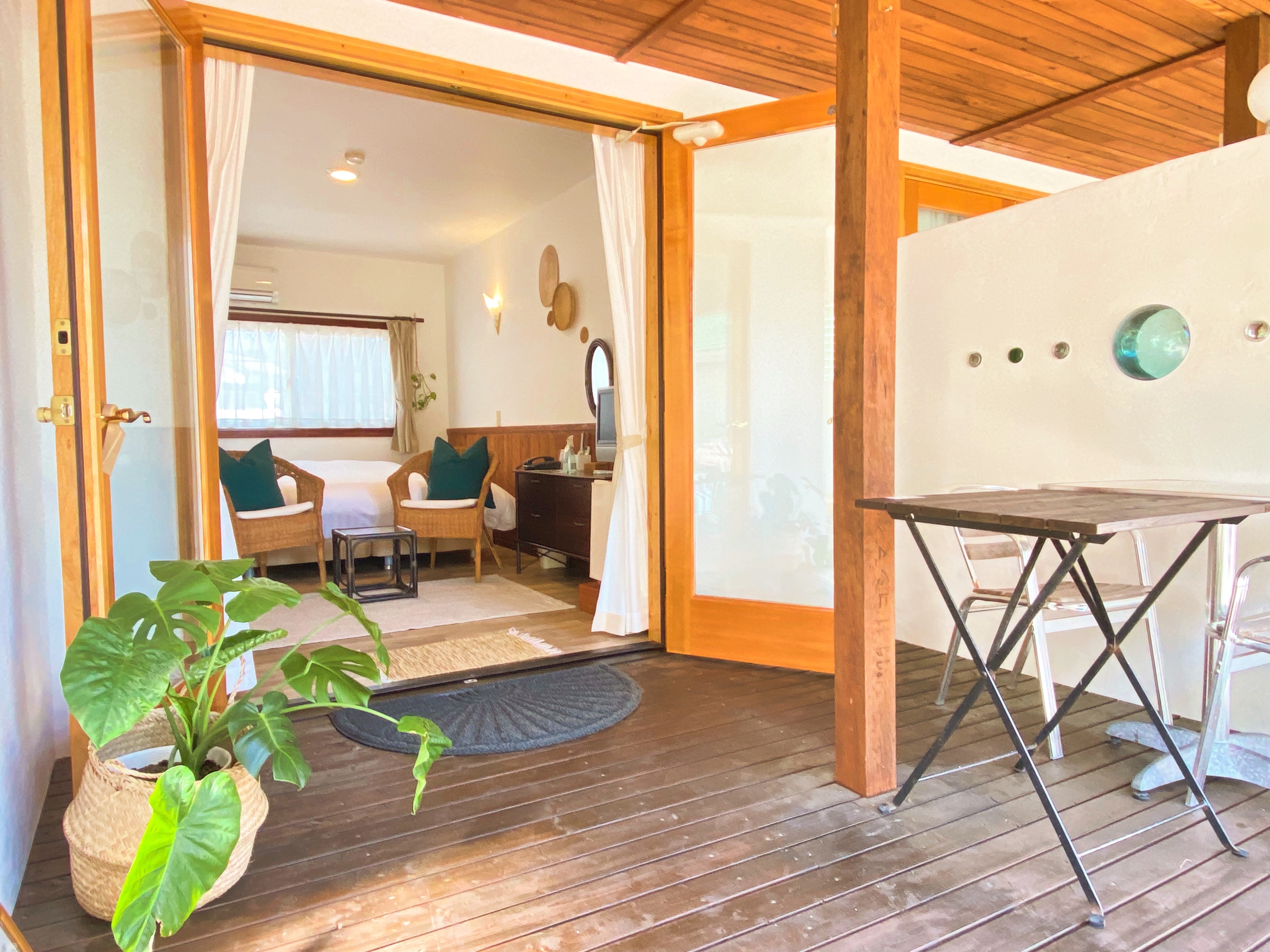 ●1Fウッドデッキ付き ●クイーンサイズベッド&times;2部屋 ●定員大人 2名