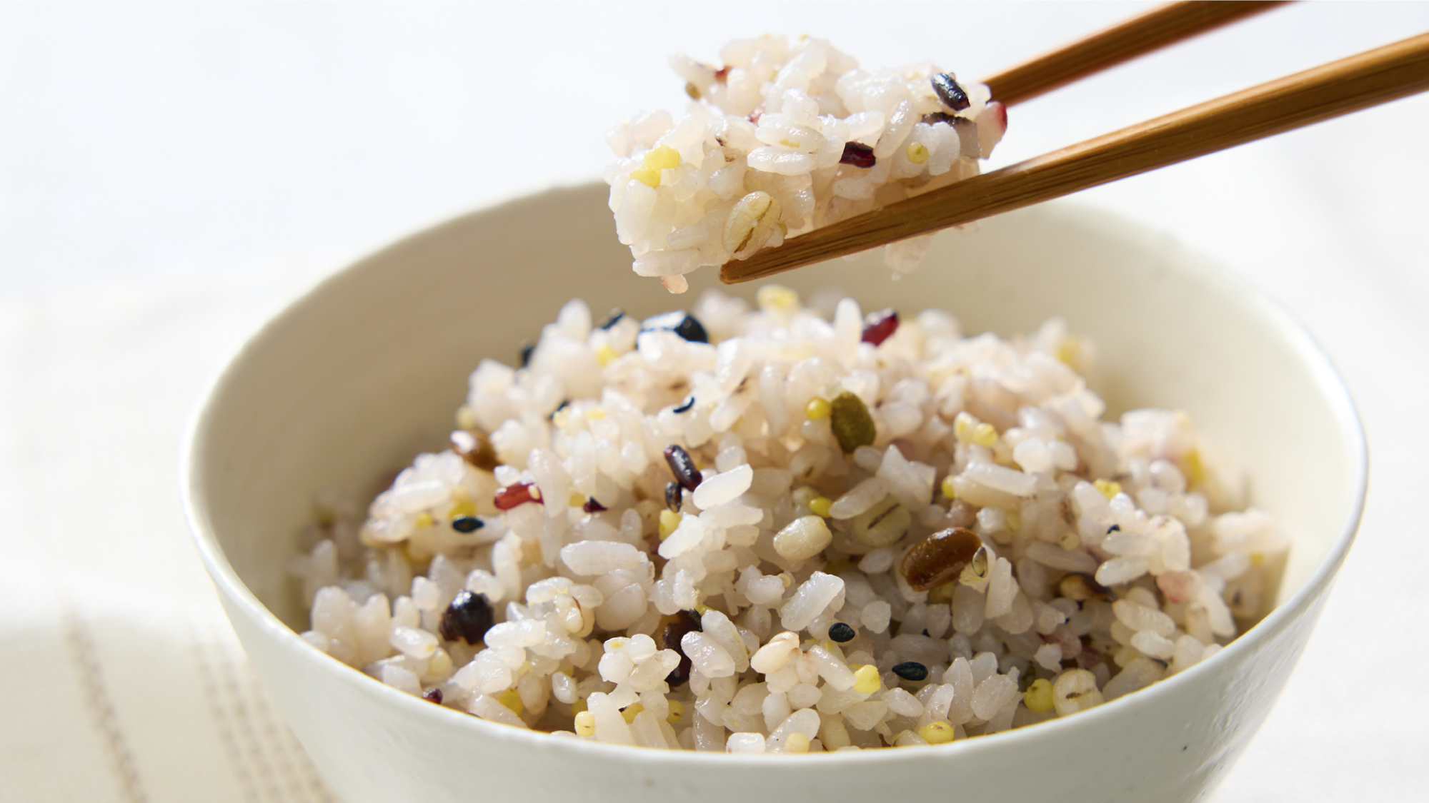 【雑穀米】複数種類の穀物を使用した、食物繊維とミネラルたっぷりな雑穀米。