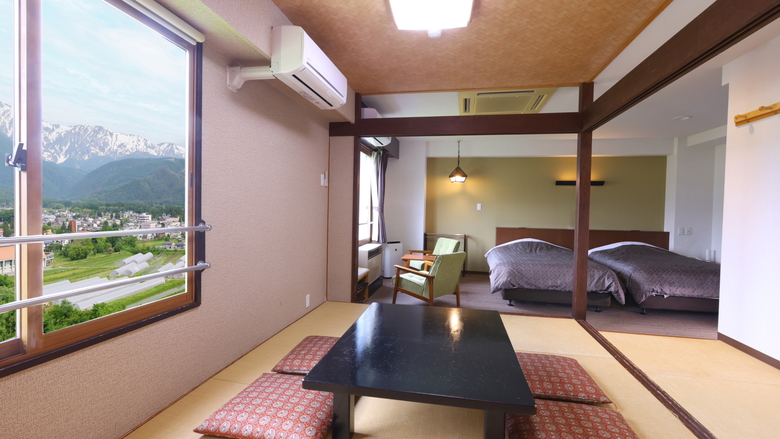 【和洋室】北アルプス側は、白馬一の眺望と称されるお部屋。お天気の良い日は雄大な景色を望めます。