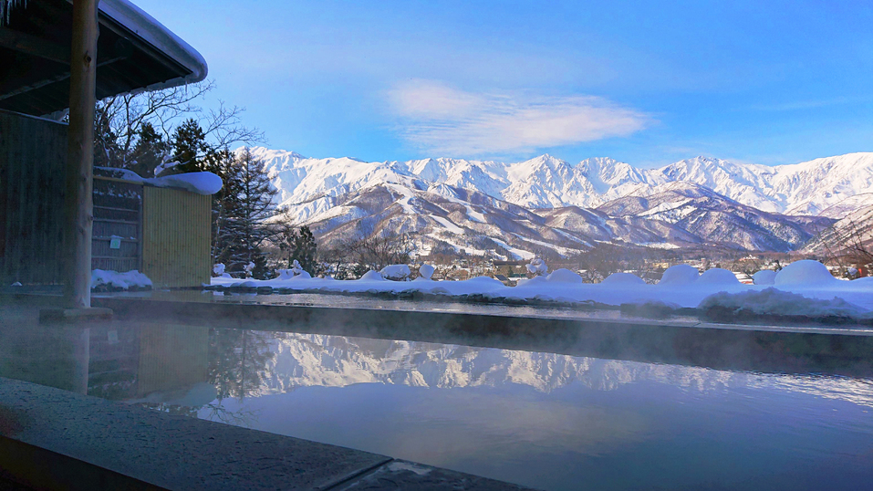 【わらび平の湯】露天風呂の前に景色や山が映るように配された「池」がポイントです。