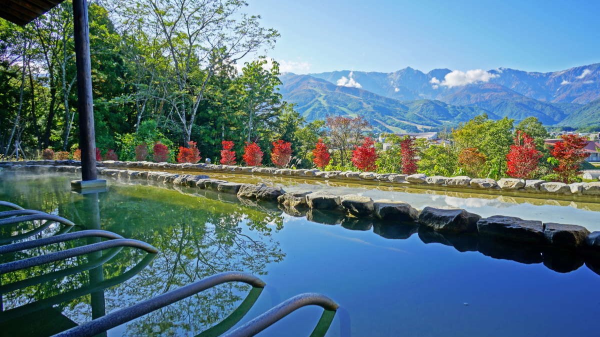 【わらび平の湯】ドウダンツツジが赤くなって、なんだか赤+青+緑。良い景色。