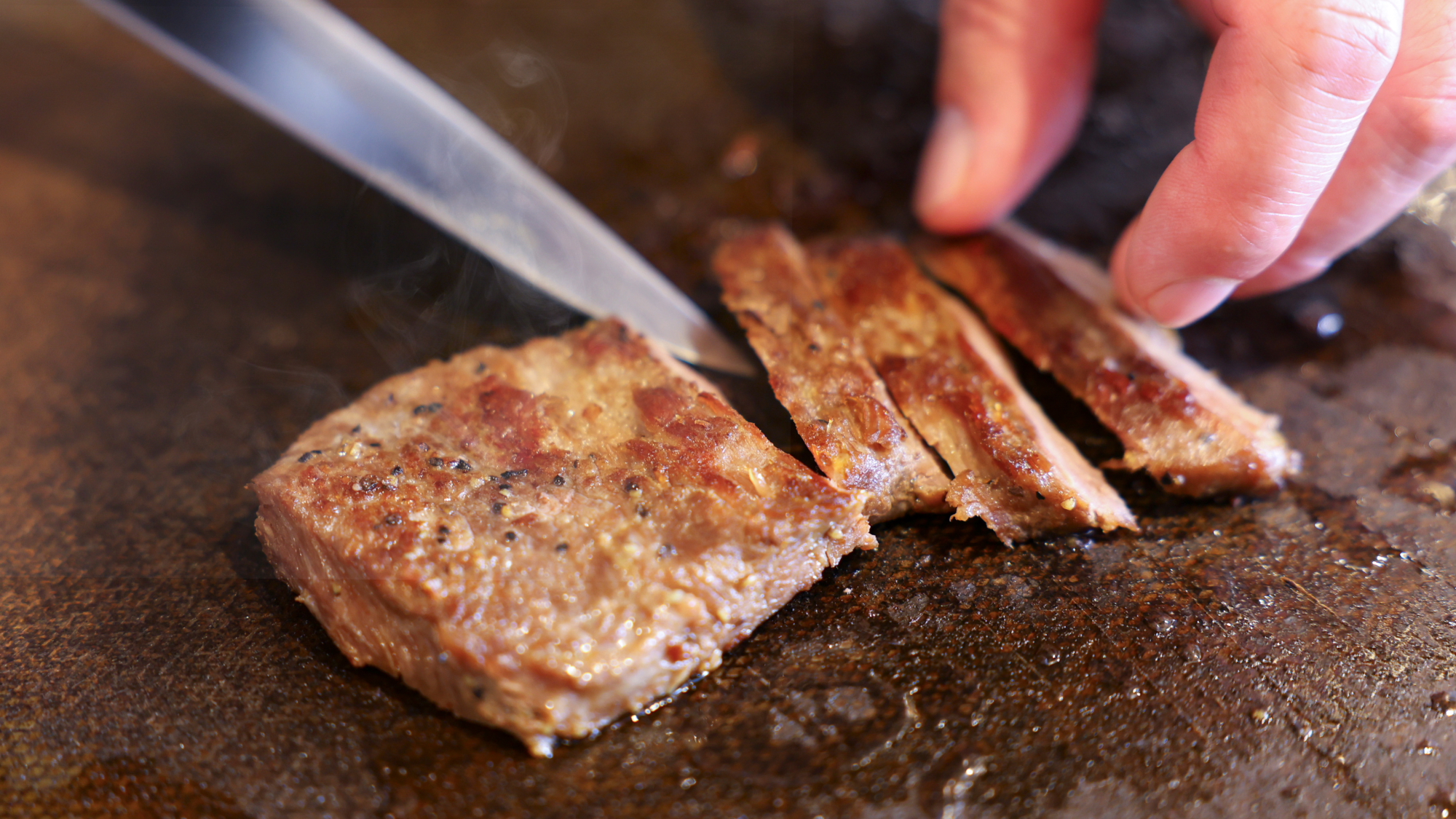 【夕食一例】焼きたての信州牛のステーキをご用意しております。是非食べていただきたい一品です。