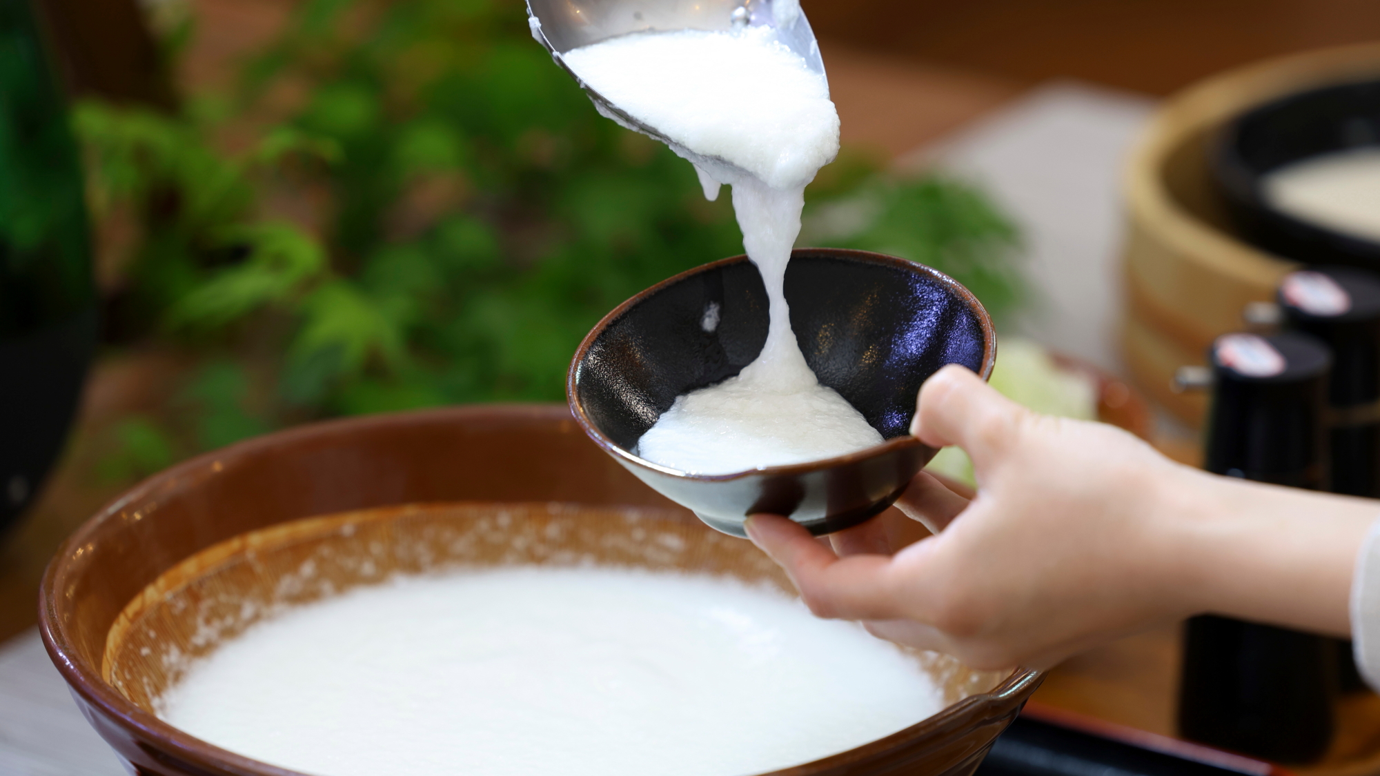 【朝食一例】絶対に食べていただきたいのが、地場産の山芋とろろ。毎日すりおろしています。