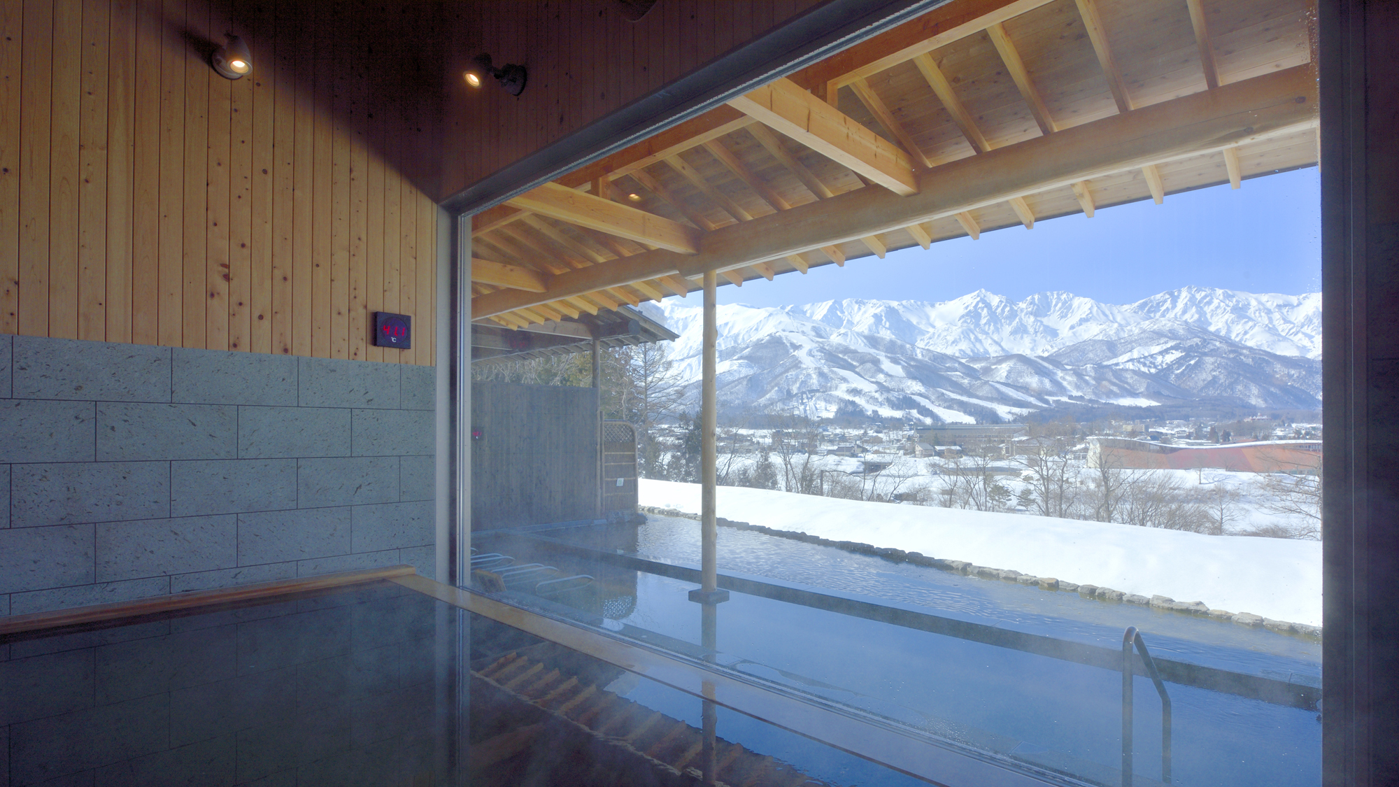 【わらび平の湯】青い空をその水面に写すお風呂で足を延ばしてみませんか