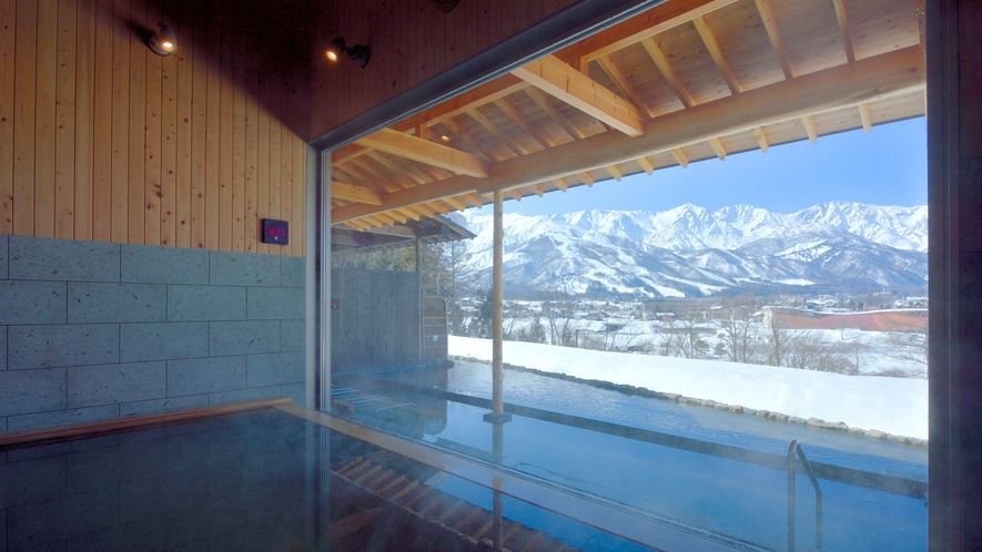 【わらび平の湯】青い空をその水面に写すお風呂で足を延ばしてみませんか