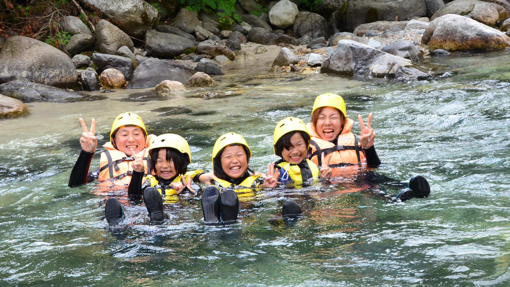 【シャワーウォーキング】川の横断や滝浴びなど冒険心をくすぐられる遊びが盛り沢山。