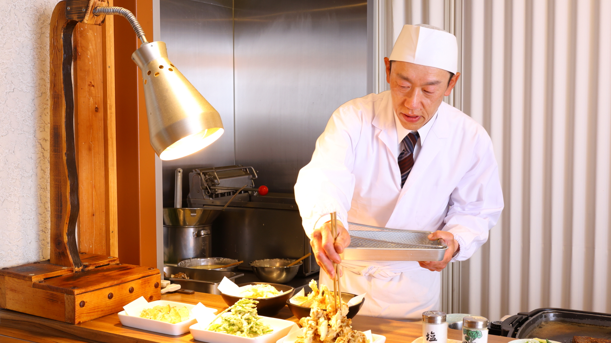 【夕食一例】出来立てを提供しております。サクサクの天ぷらをお召し上がりください。