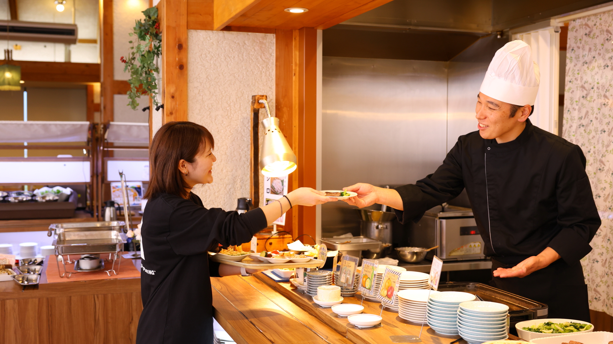味はもちろん、スタッフも笑顔で接客中です。お客様が笑顔で食事が出来る、そんな空間を目指しています。
