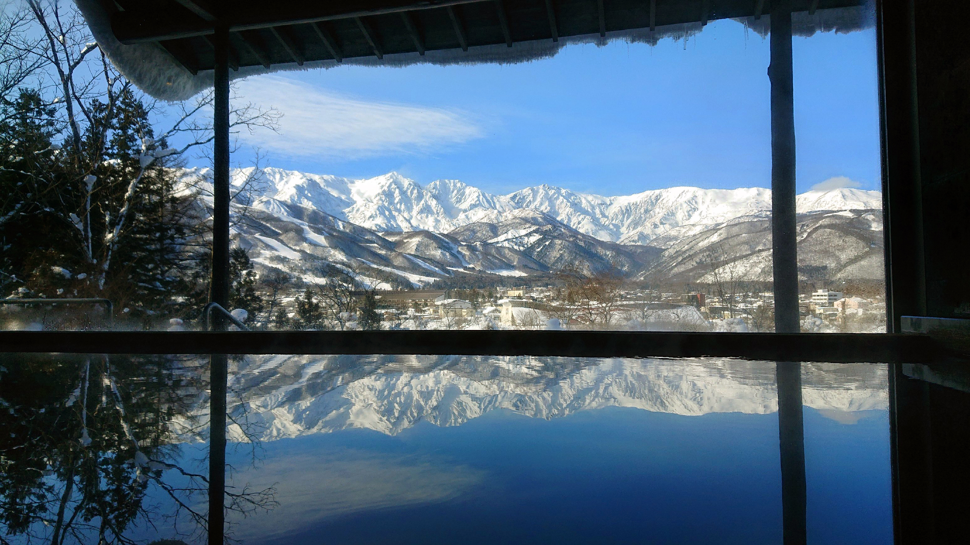 【わらび平の湯】露天風呂の前に景色や山が映るように配された「池」がポイントです。