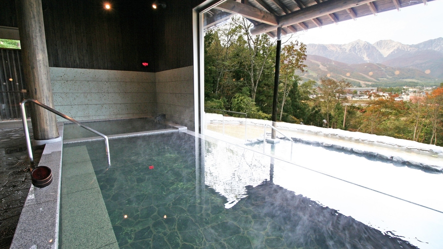 【わらび平の湯】内湯には樹齢約160年・長野県佐久市のヒノキを使用した梁が屋根を支えます