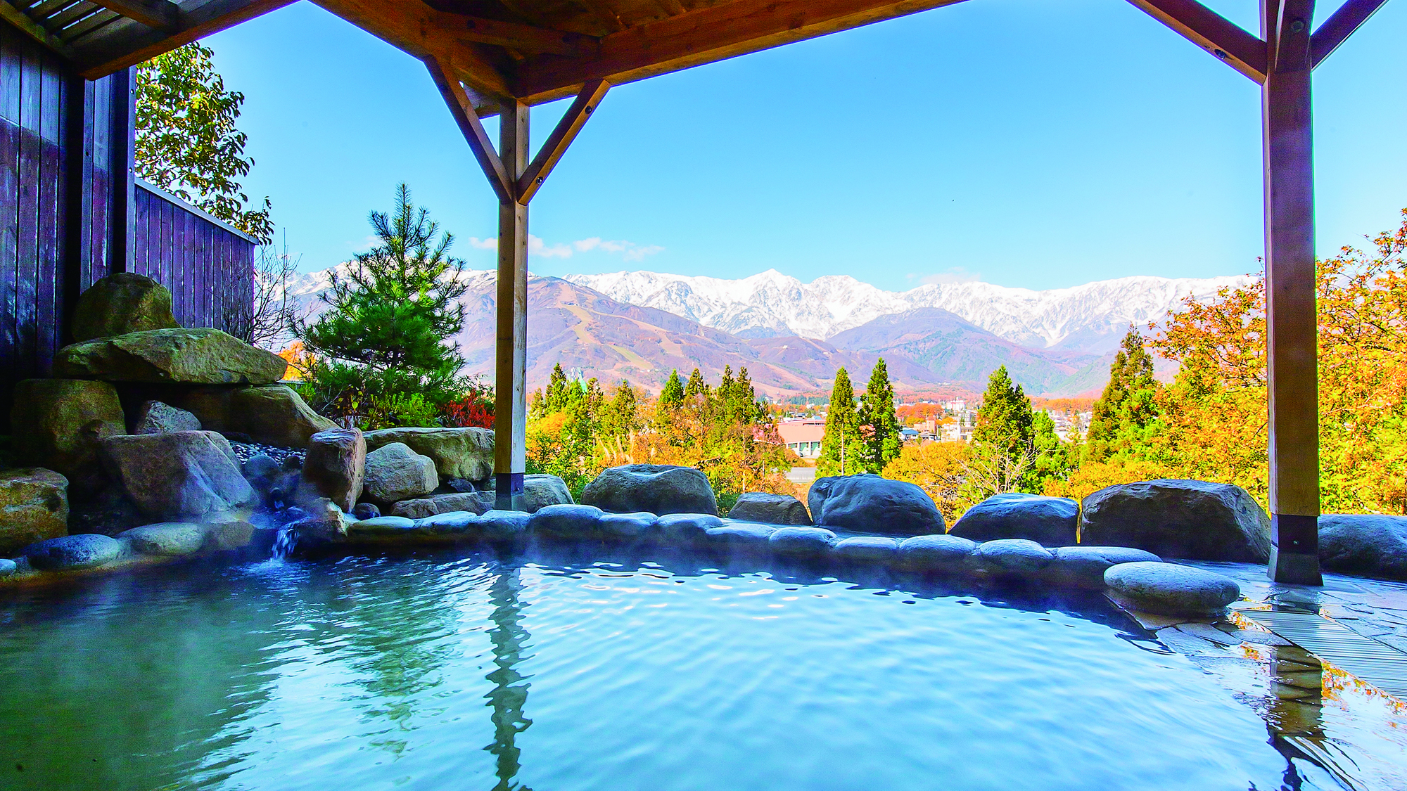 【天神の湯】最高の朝、三段紅葉の頃の露天風呂からの絶景は忘れられません（11月中）