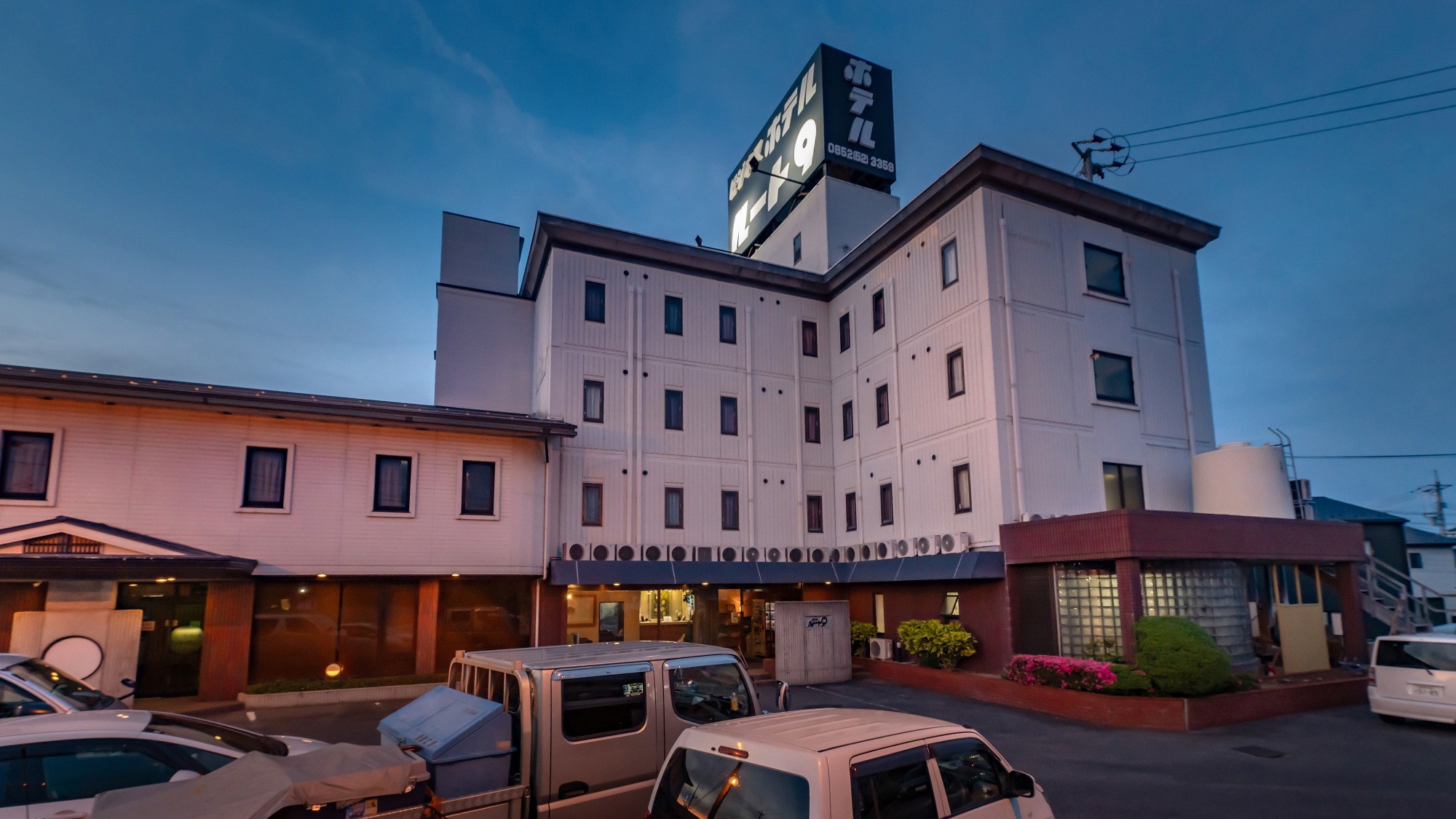 【外観】夕暮れ時の当館