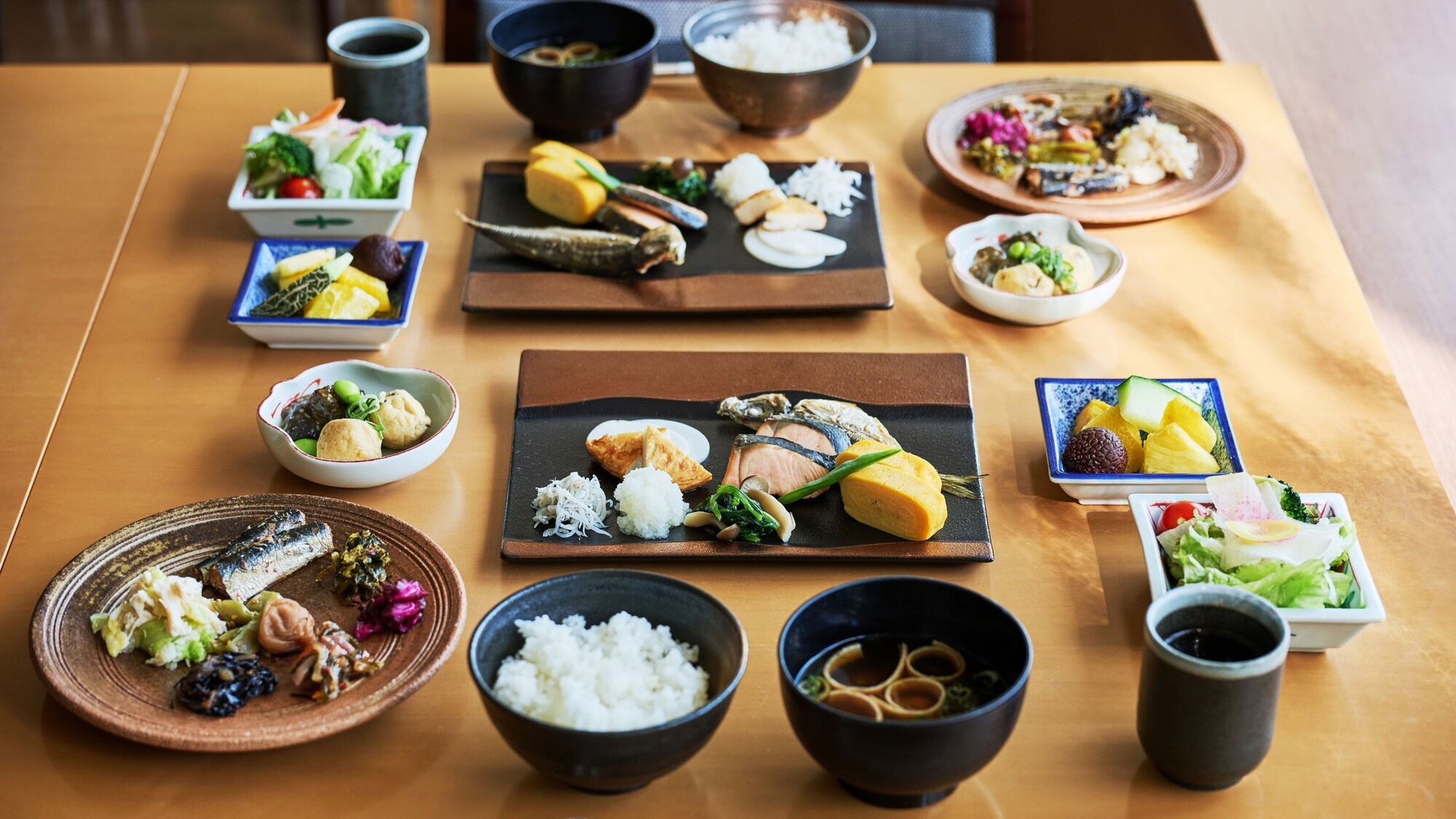 「箱根おばんざいの朝ごはん」ースタイル自由のくつろぎを