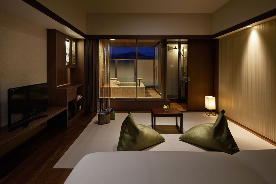 ห้องพรีเมียร์ (ห้องแบบญี่ปุ่นและแบบตะวันตกพร้อมอ่างอาบน้ำแบบเปิดโล่ง) [สำหรับ 3 หรือ 4 คน]
