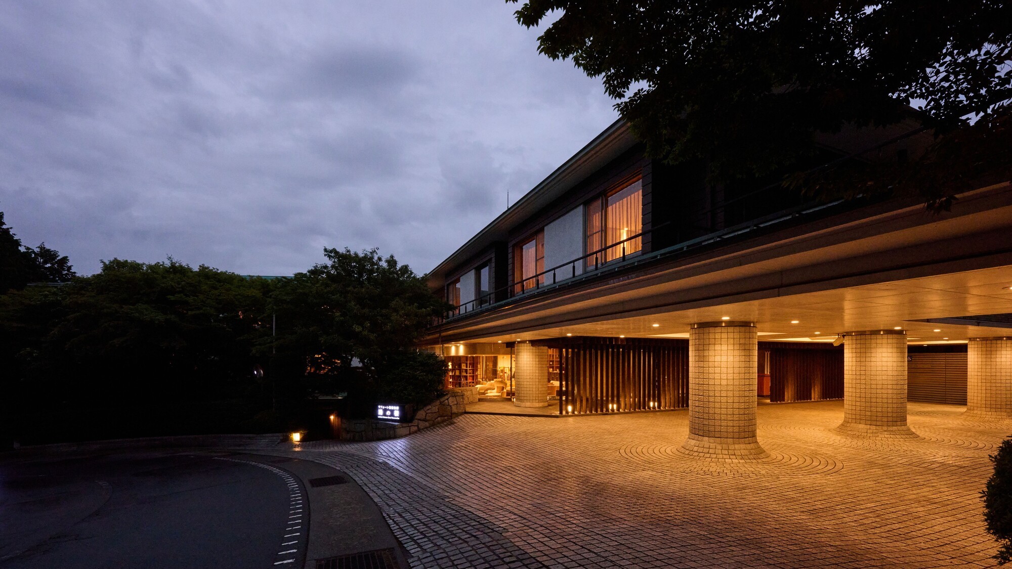 本館 夕暮れ外観