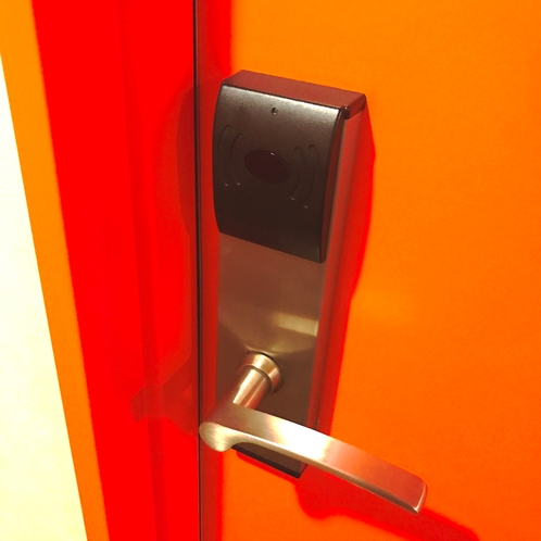 ◆客室ドア◆　客室カードキーをかざすと開錠します。オートロックです。