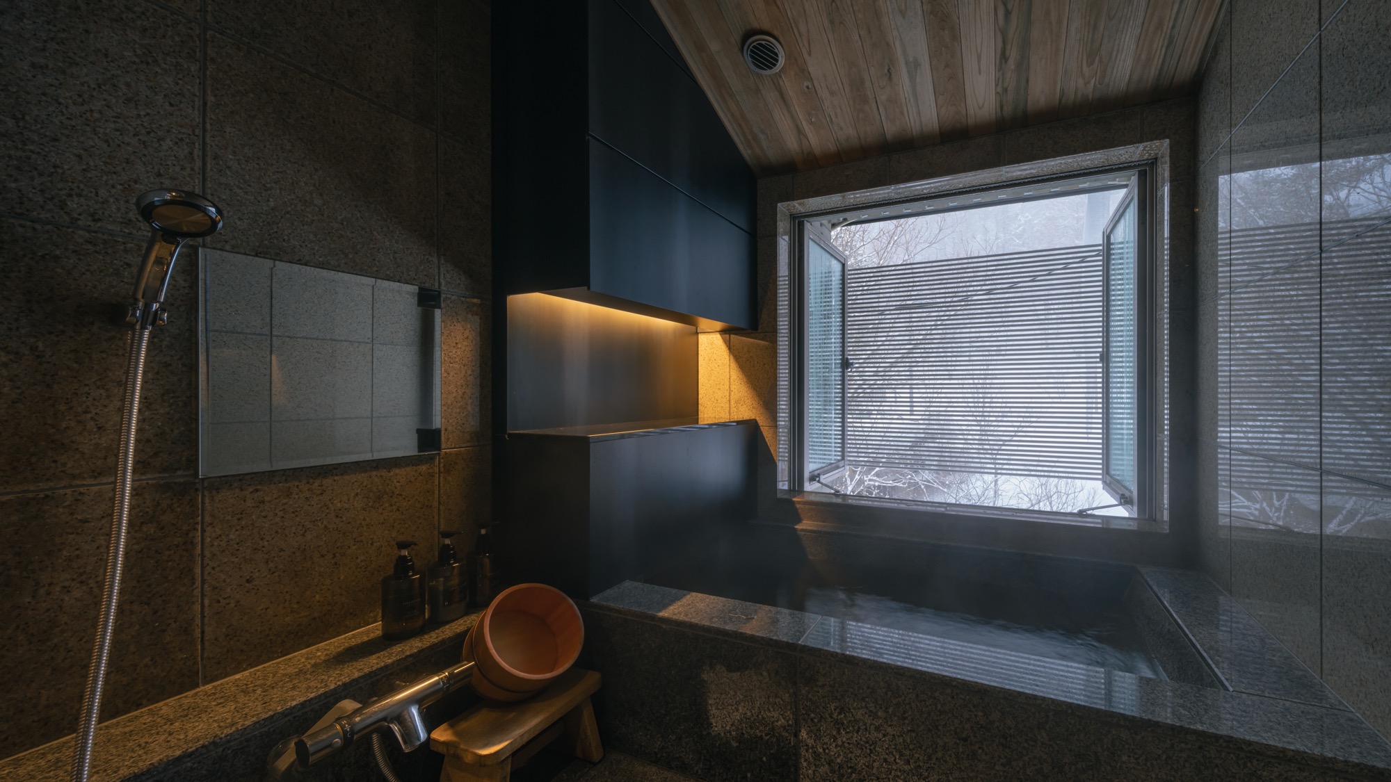 半露天温泉 4ベッドスイート