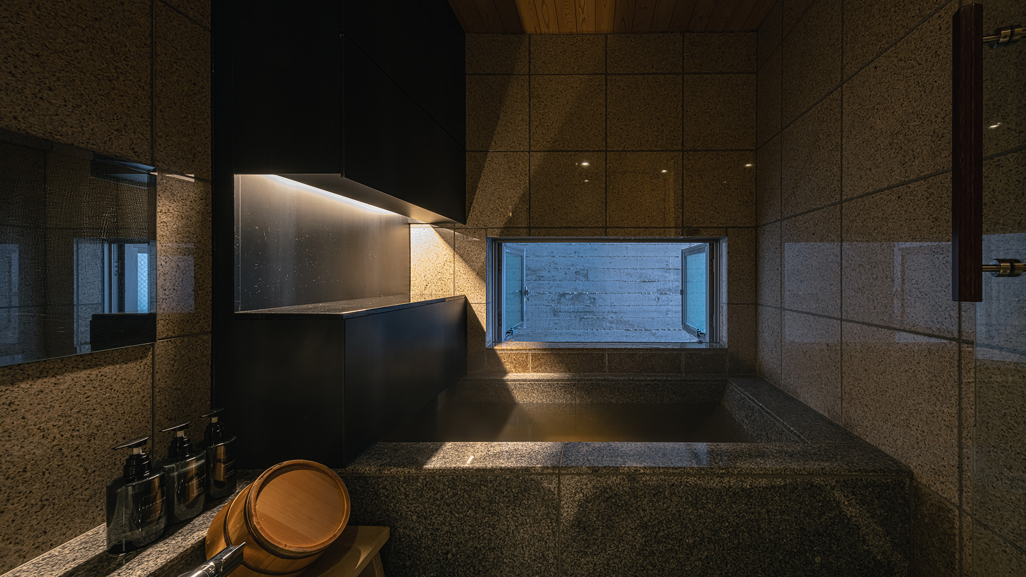 全客室に天候や季節を問わない、専用の温泉バスルームを完備。窓を開ければ半露天風呂になる造り