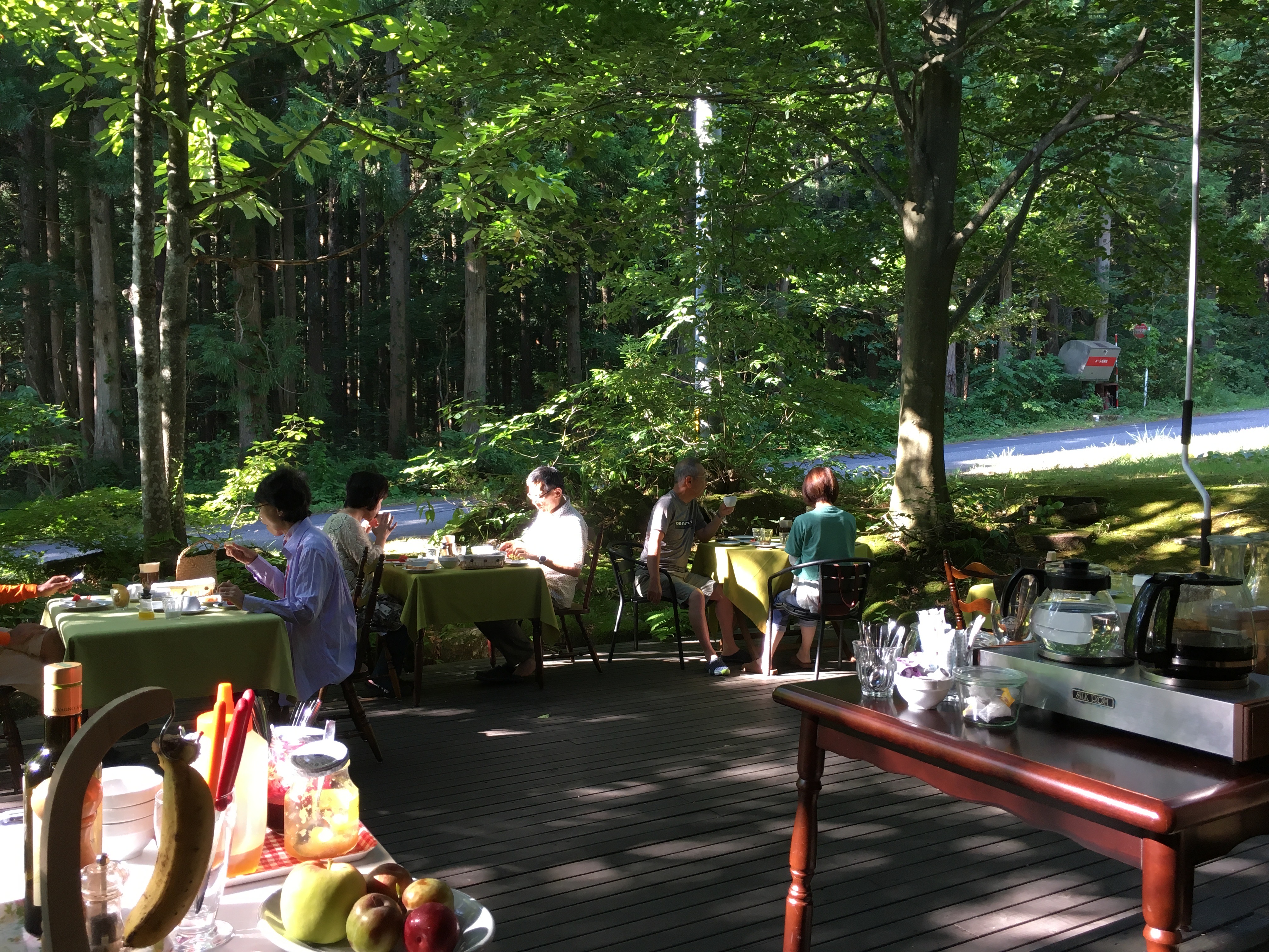 夏のテラスで朝食