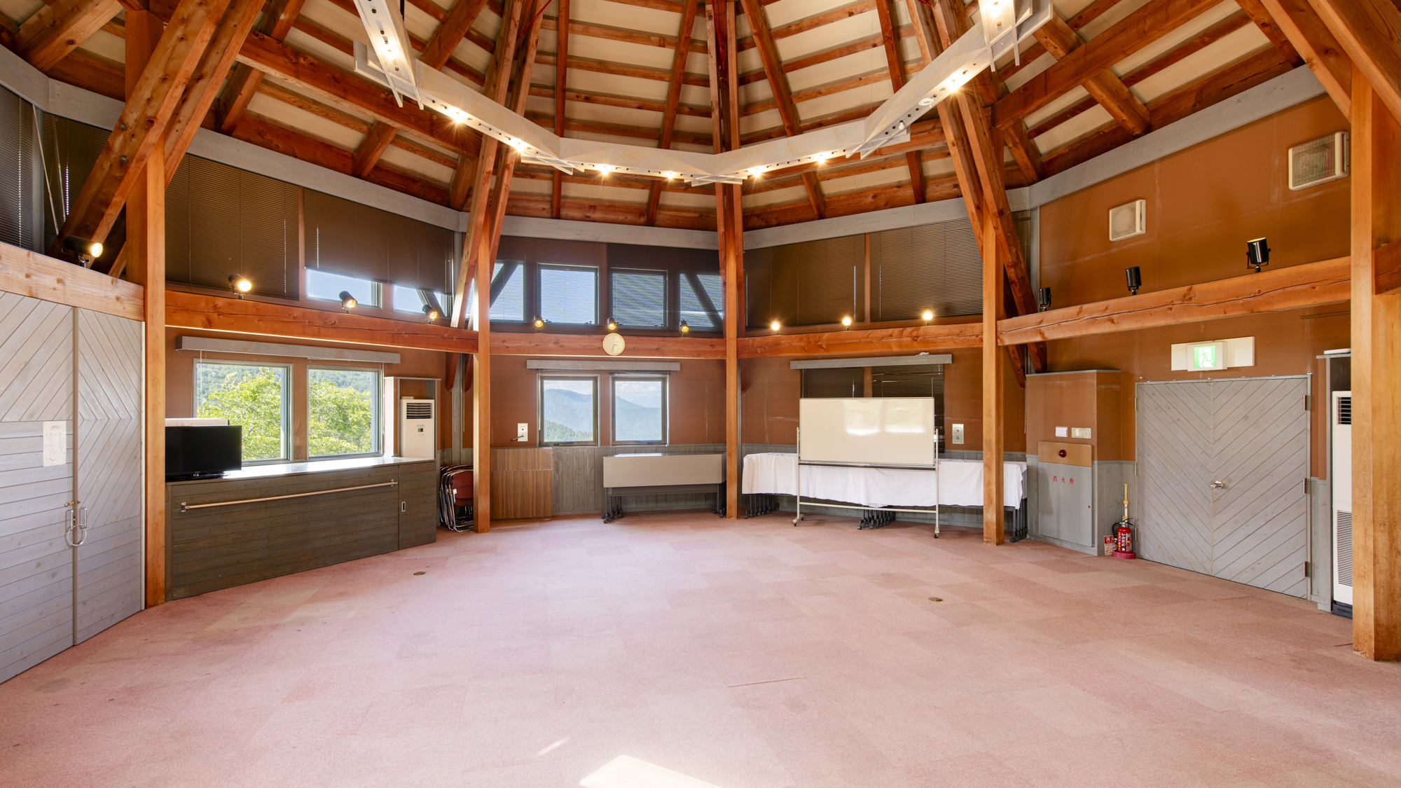 *【森の交流館（ささゆり）】絨毯敷きの多目的ホール。最大25名様までご宿泊も可能です！