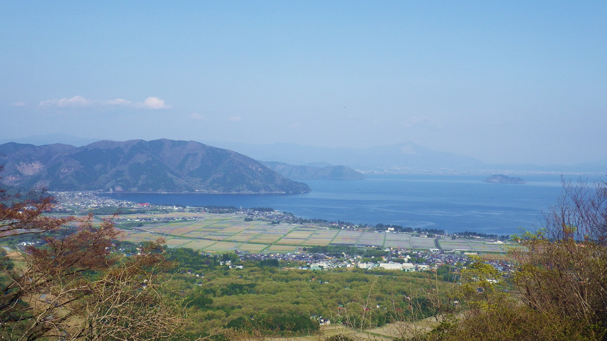 *当館は琵琶湖を眺める高台にございます。青い空と琵琶湖のコラボレーション！