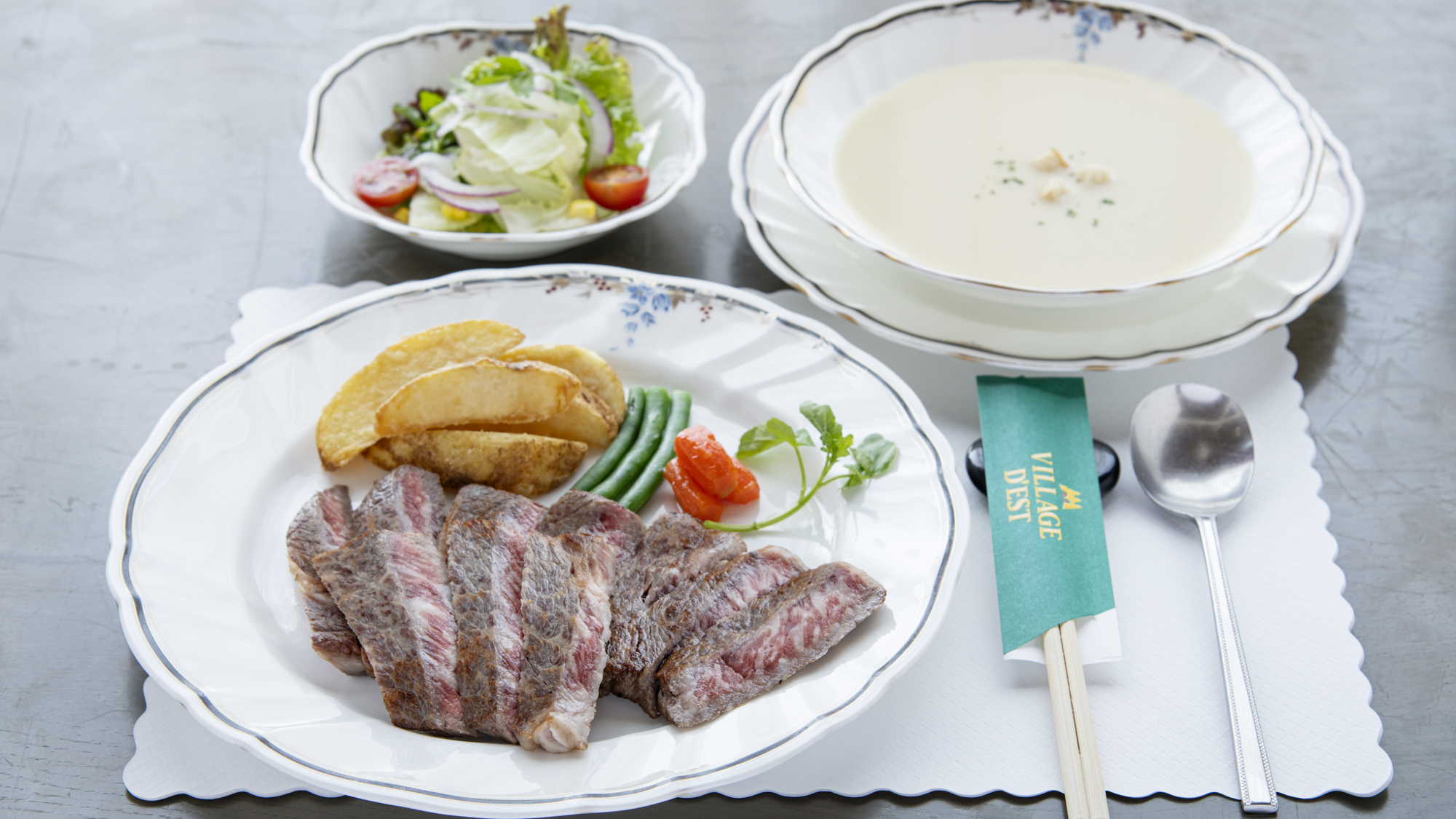 *【ステーキ一コース一例】ボリューム満点のステーキとスープ・新鮮なサラダを組み合わせたコースです。